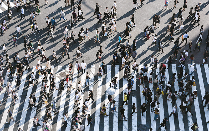 Personnes réunis dans la rue