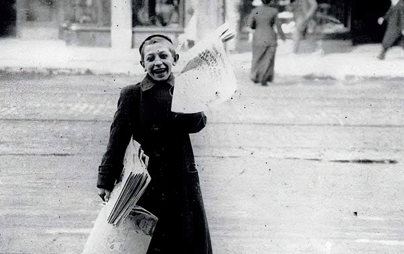 Crieur de journaux dans la rue, vers 1905